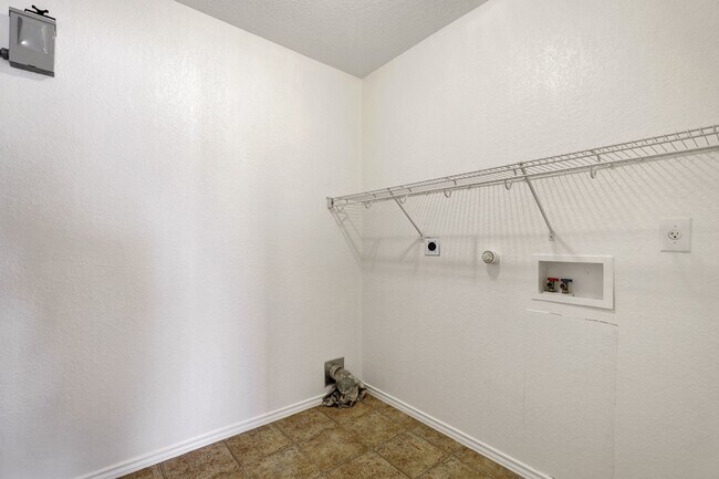 Building Photo - Monticello Ranch-Available Now-3Bd/3Ba