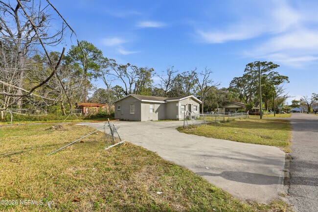 Building Photo - 2002 St Clair St