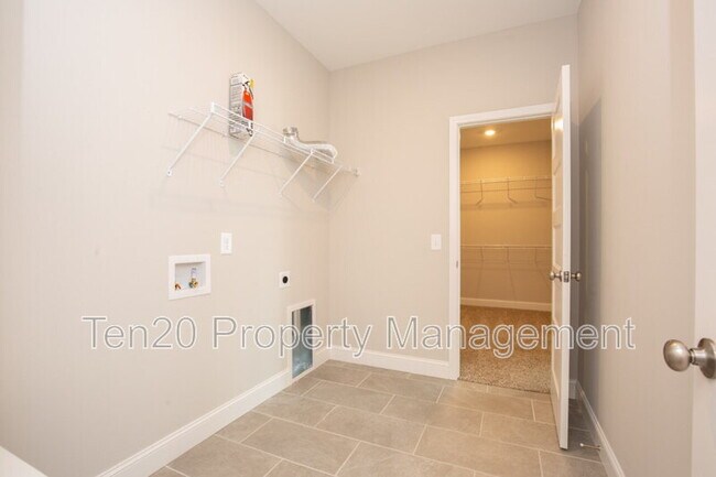 Building Photo - 9827 Yellow Pine Rd