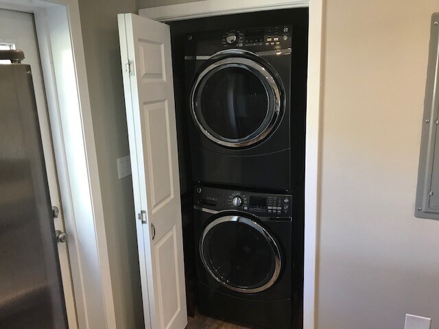 Building Photo - Walk to the Square or Campus! Location! Location! Location!