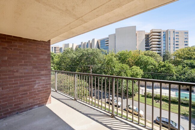 Building Photo - Incredible 2-Bedroom & 2-Bathroom in Pentagon City!