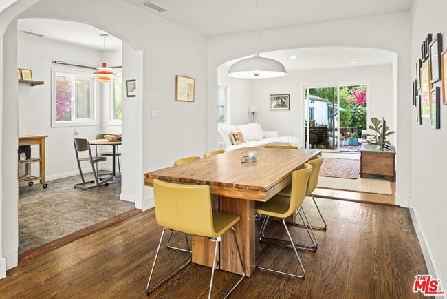 Building Photo - 352 Hargrave St