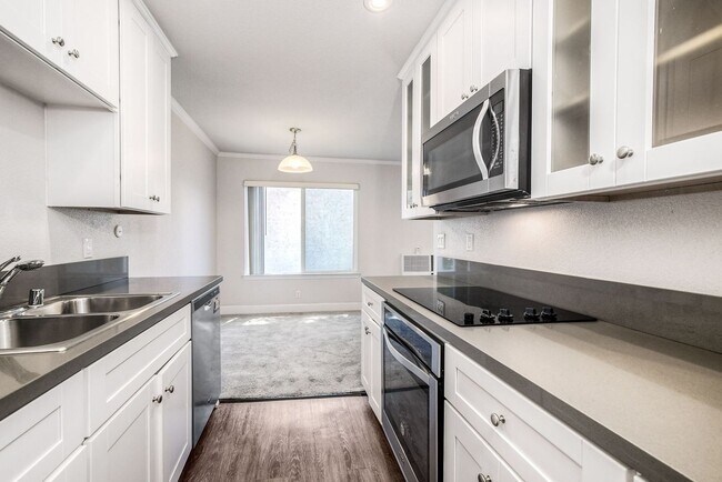 Building Photo - 1 Bedroom, 1 Bathroom Condo in the Villa La Jolla Community
