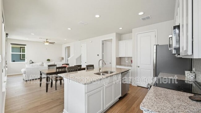 Building Photo - 2133 Hofstaat