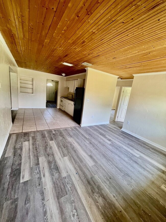 Building Photo - Tons of Living Space in this 3BR/1BA Zephy...