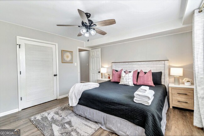 Building Photo - 2480 Powers Ferry Dr SE