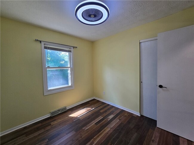 Building Photo - 9 Hepatica Ln
