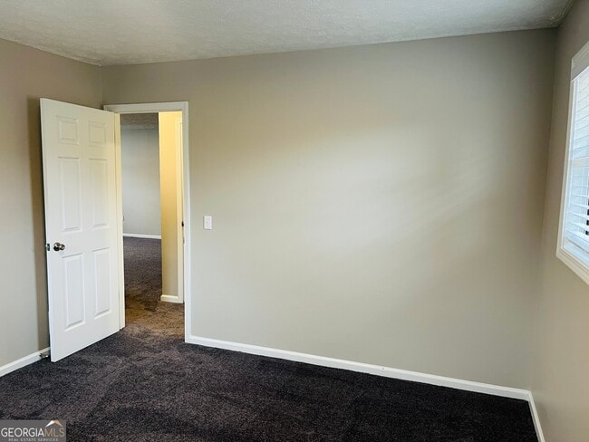 Building Photo - 1075 Eastview Rd NE