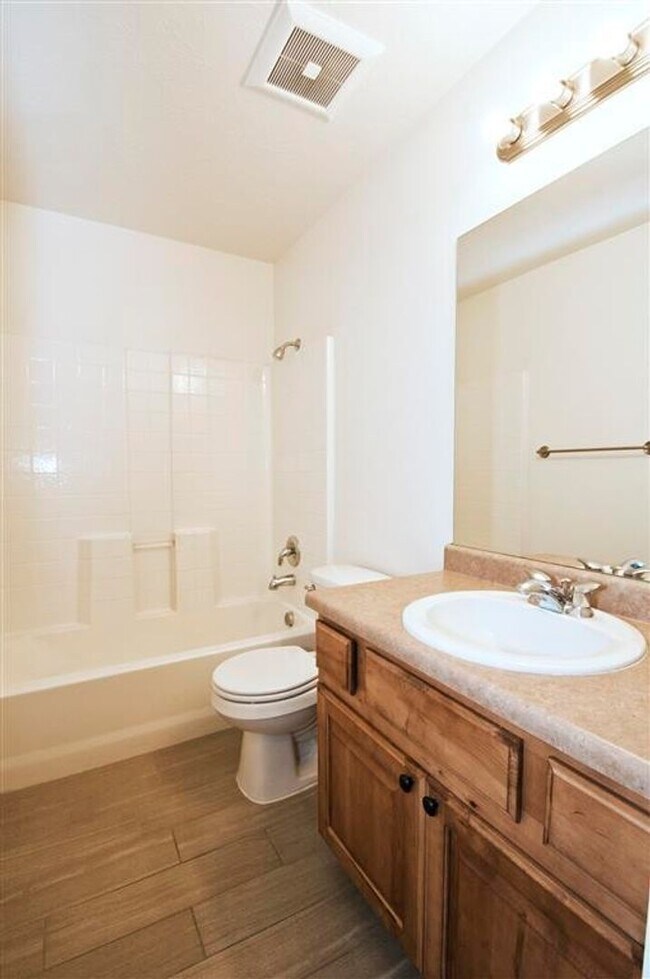 Building Photo - Cute Hidden Valley Townhome!