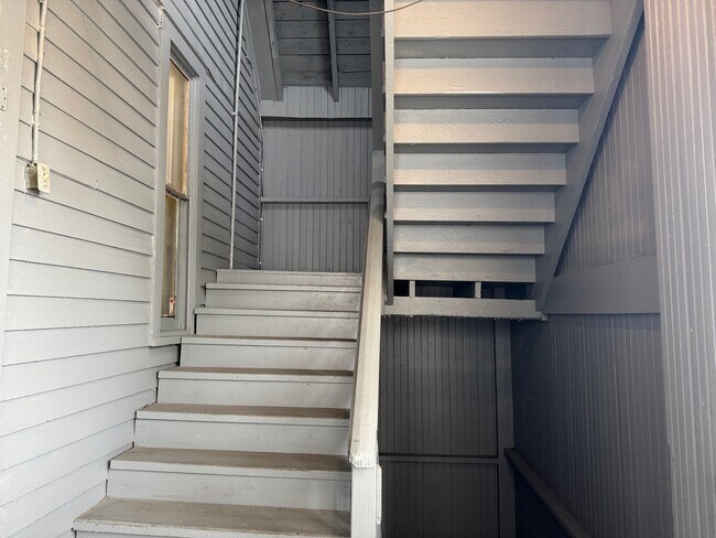 Building Photo - 4442 W Thomas St