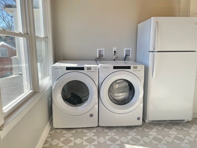 Building Photo - Centrally Located 1 bedroom 1 bath -  wate...