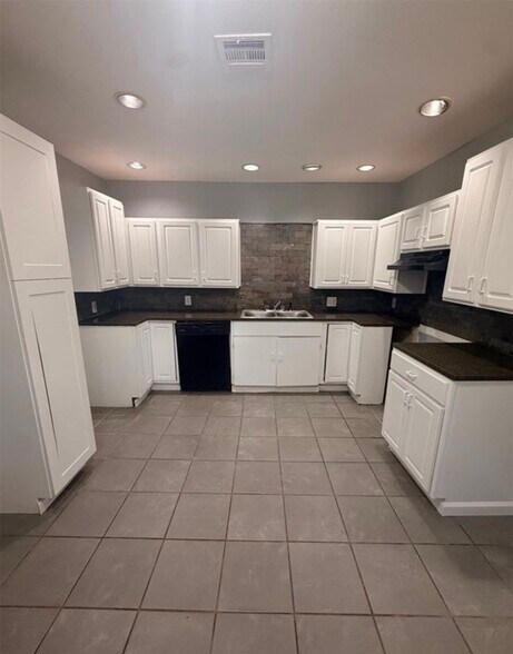 Building Photo - 5318 W 12th St