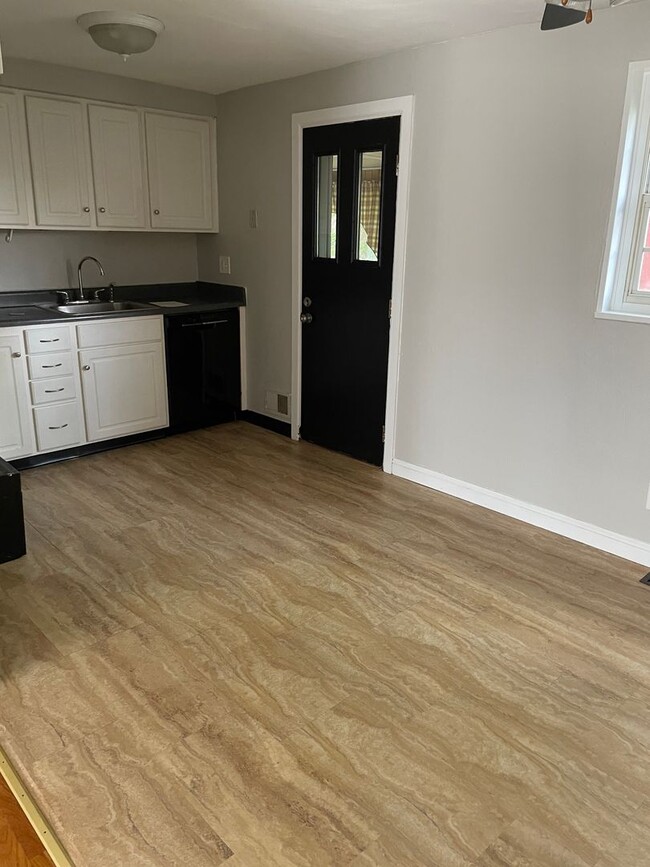 Building Photo - 3 BEDROOM, 1.5 BATH IN PENN HILLS - MOVE-I...