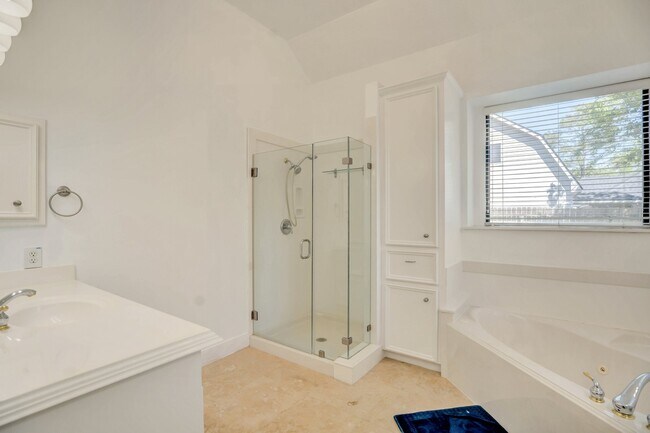 Building Photo - 301 Winding Oak Ln S