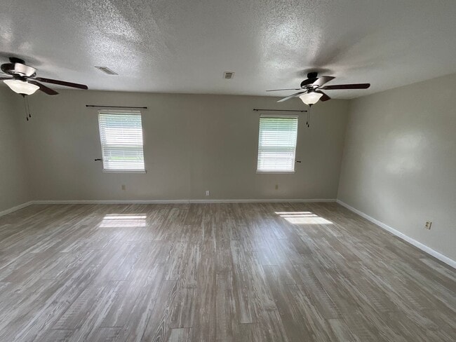 Building Photo - Spacious 3/2 Brick Home in Dogwood Heights with Fenced Back Yard