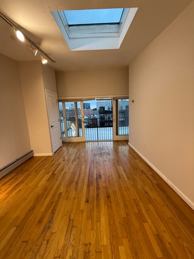 Building Photo - 614 GRAND St