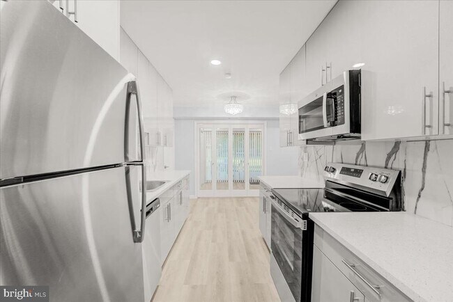 Building Photo - 16 E Bluebell Ln