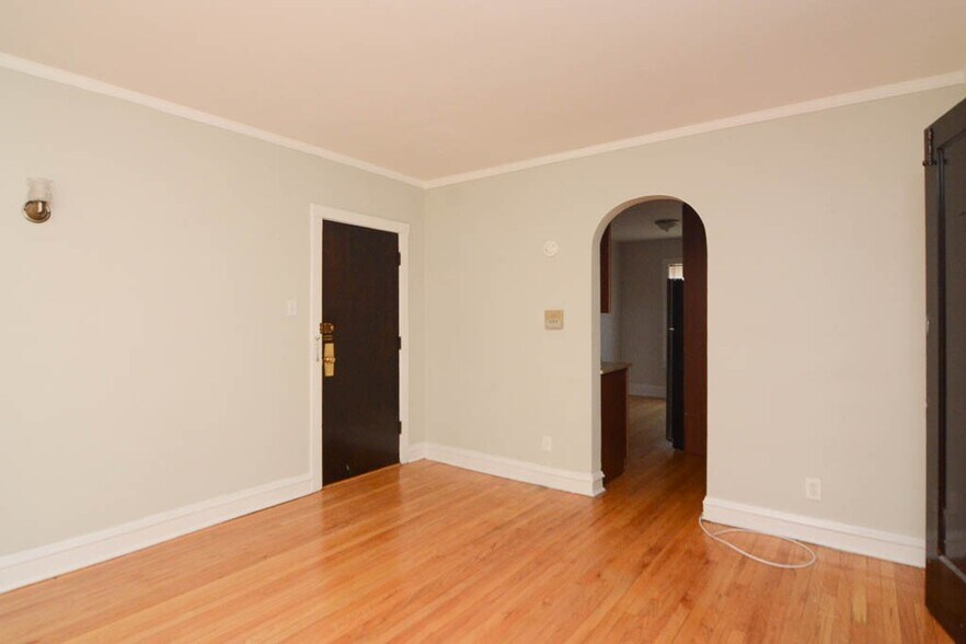 Building Photo - 2117 W Ainslie St