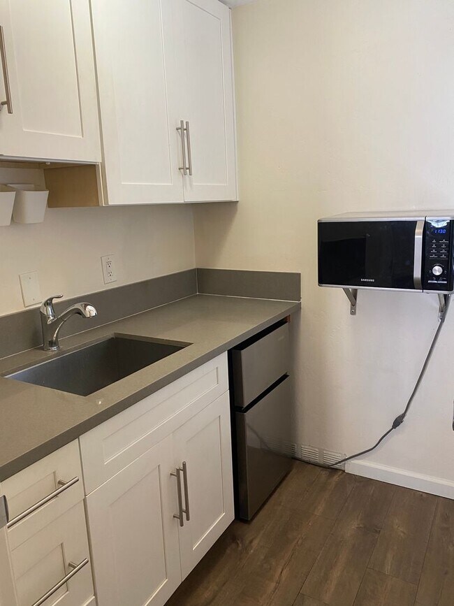 Building Photo - Studio in Central Point Loma