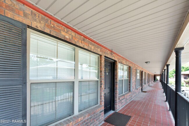 Building Photo - 112 Hillside Dr