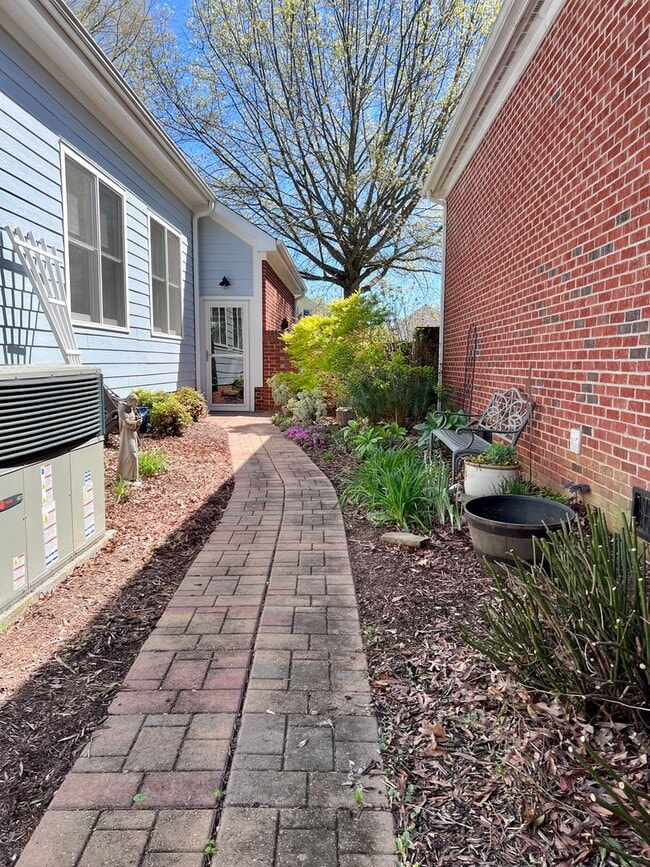 Building Photo - Gorgeous One Level Home in Chapel Hill