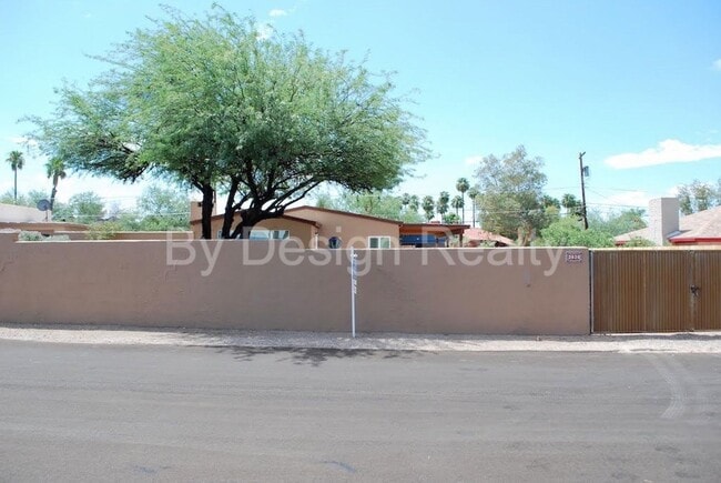 Building Photo - Recently Updated - 3 Bed 2 Bath - Large Ga...