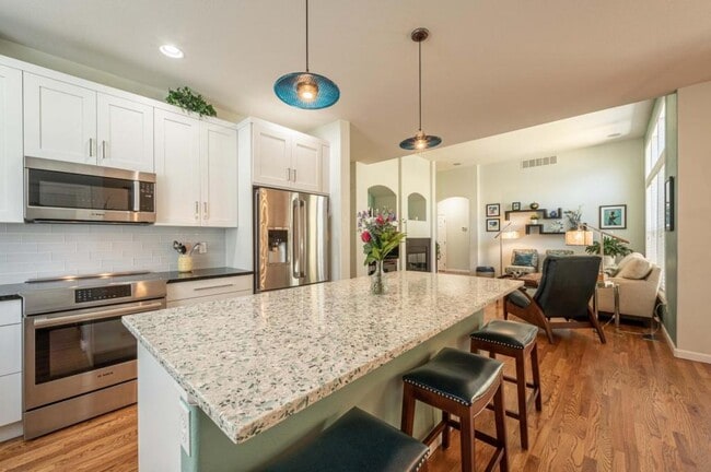 Building Photo - 4220 Ravenna Pl