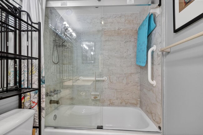 Building Photo - 9410 N Hollybrook Lake Dr