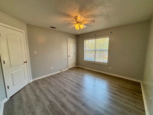 Building Photo - 666 Wellington Dr