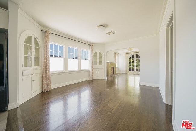 Building Photo - 1081 S Rimpau Blvd