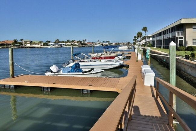 Building Photo - Intracoastal 2 bed/ 2 ba condo with lots o...