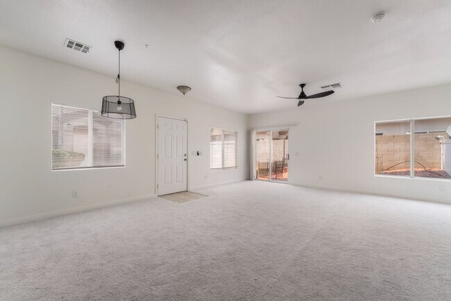 Building Photo - Spacious Henderson Townhome with Modern Up...