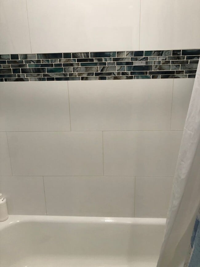 Building Photo - EASTWOOD SHORES TOWNHOUSE