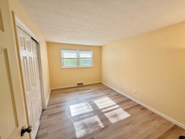 Building Photo - 3/1 Single Family Home | Large back yard |...