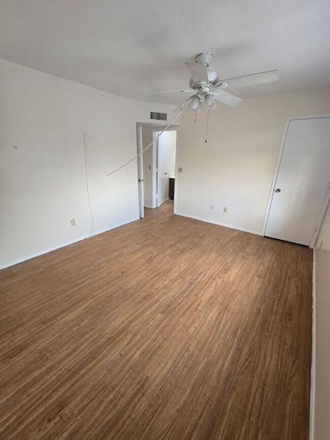 Building Photo - Spacious 4bd/2ba Featuring Central A/C and Large Private Yard