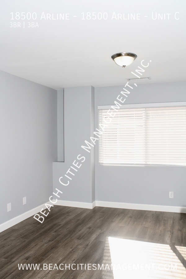 Building Photo - Completely Remodeled 3 Bed, 2 Bath Town Ho...