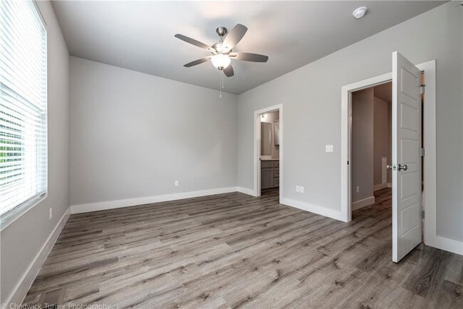 Building Photo - 1510 N Gregg Ave