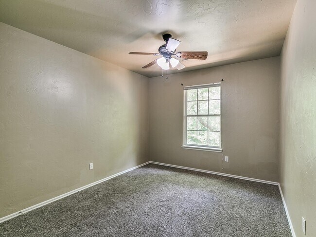 Building Photo - 1815 Chelsea Dr