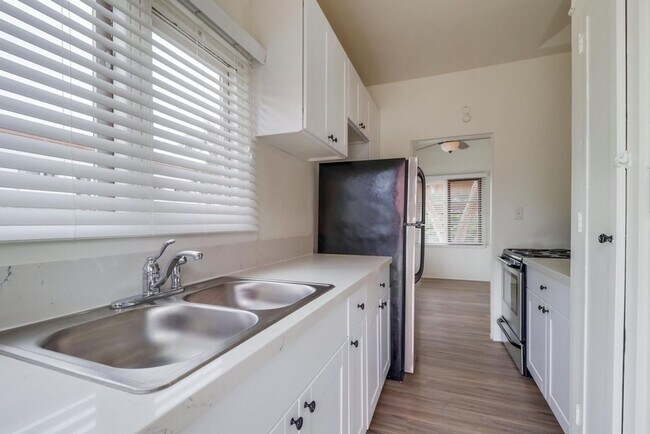 Building Photo - Charming 1-Bedroom Apartment in Bankers Hill!