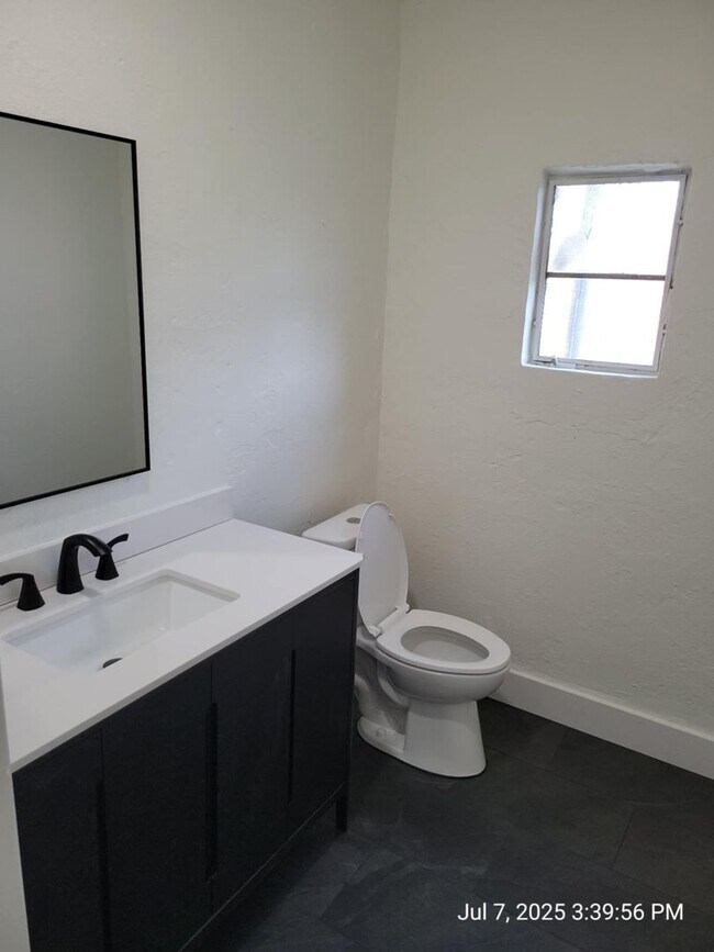 Building Photo - 4 Bedroom Historic Residential Unit Near Downtown Pensacola