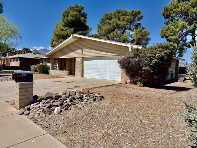 Building Photo - 3028 S Fairway Ave