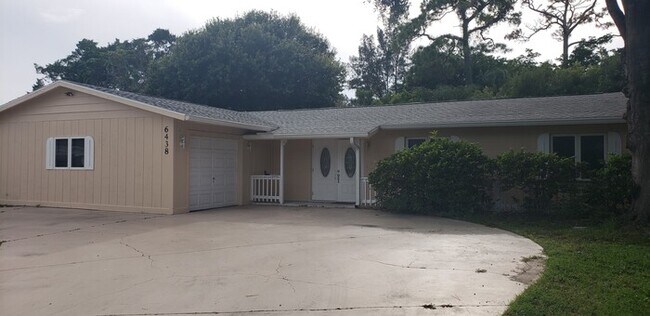 Building Photo - Gulf Gate Beauty