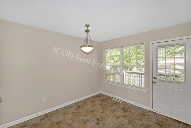 Building Photo - 3/2.5 End unit townhome