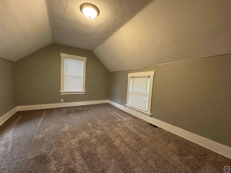 Building Photo - 3839 SW Sena Dr