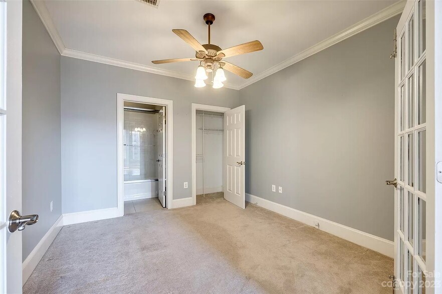 Building Photo - 127 N Tryon St