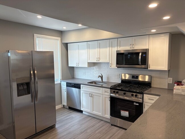 Building Photo - Newly Renovated 2 Story Townhouse in Garde...
