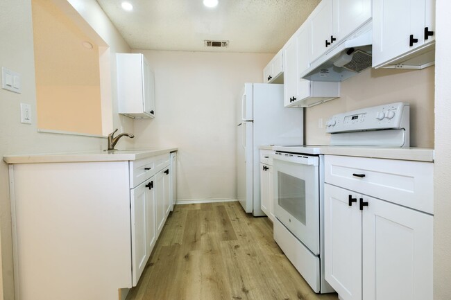 Building Photo - Woodlake ~ 2 Bedroom Duplex
