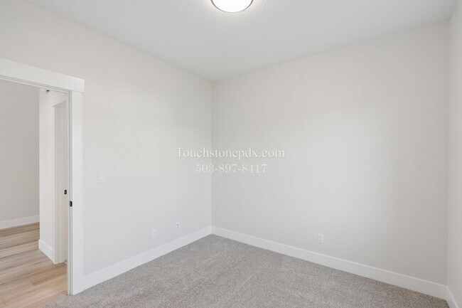 Building Photo - Stunning 3 BD, 2 BA Salem Home with Elegant Finishes!