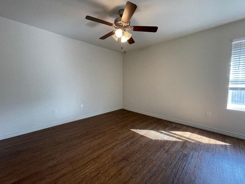 Building Photo - 1525 Justin Lp