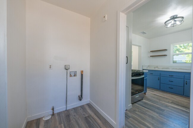 Building Photo - 7512 Woodley Ave